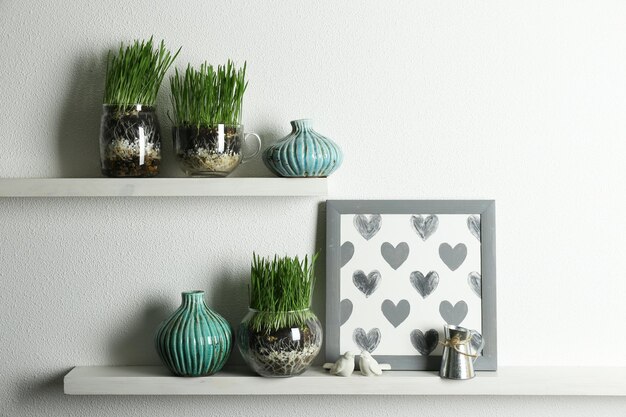 Что поставить на полки: идеи для гостиной, кухни и декора на открытые полки в комнате Что поставить на полки: идеи для гостиной, кухни и декора на открытые полки в комнате