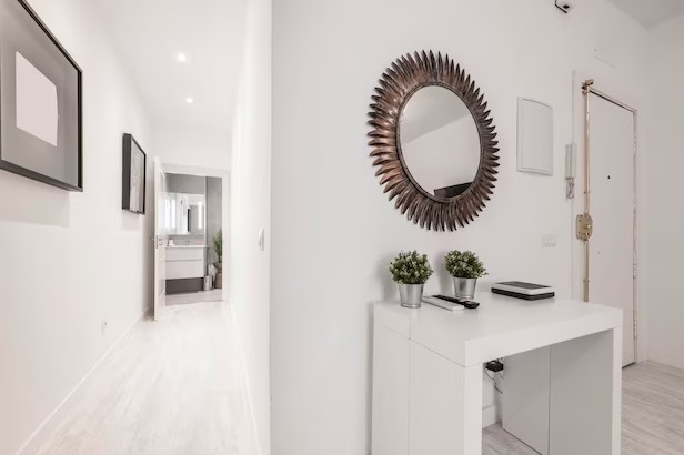 Декор в прихожей: как стильно и функционально украсить стены и не только Декор в прихожей: как стильно и функционально украсить стены и не только