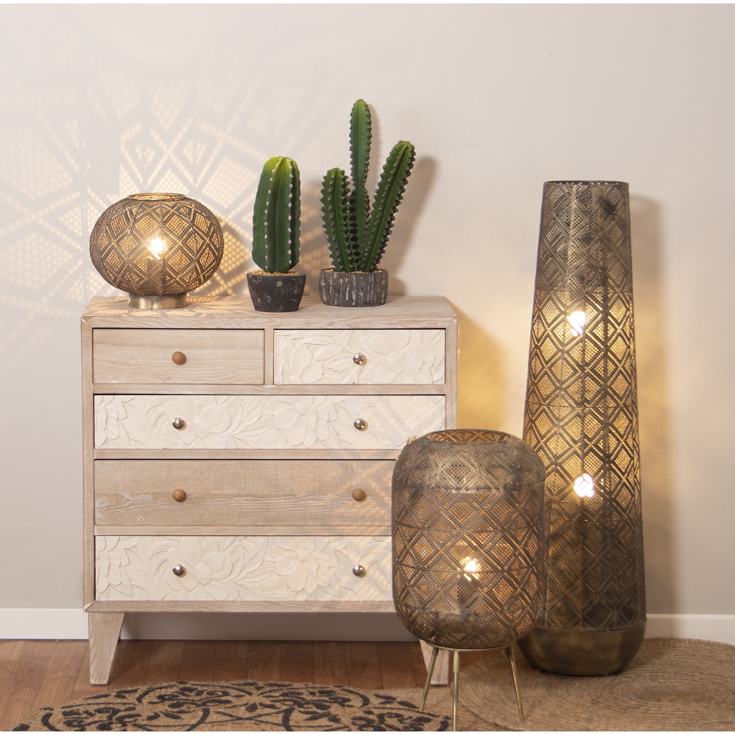 Светильник напольный из металла Светильник напольный из металла