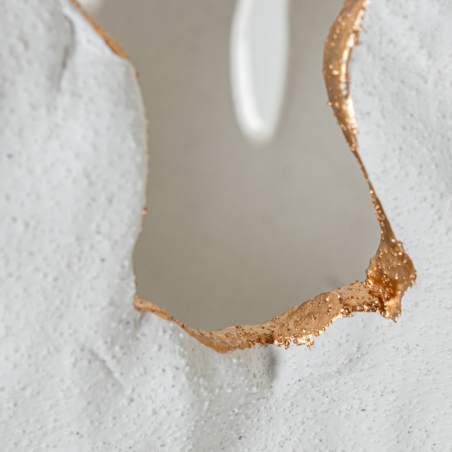 Ваза белая ажурная с золотой каймой