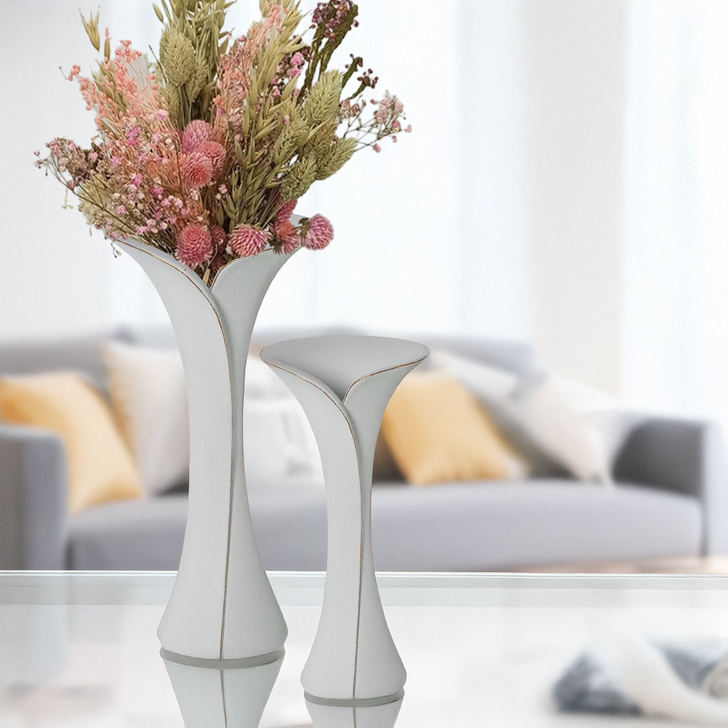 Ваза белая с золотой каймой Ваза белая с золотой каймой