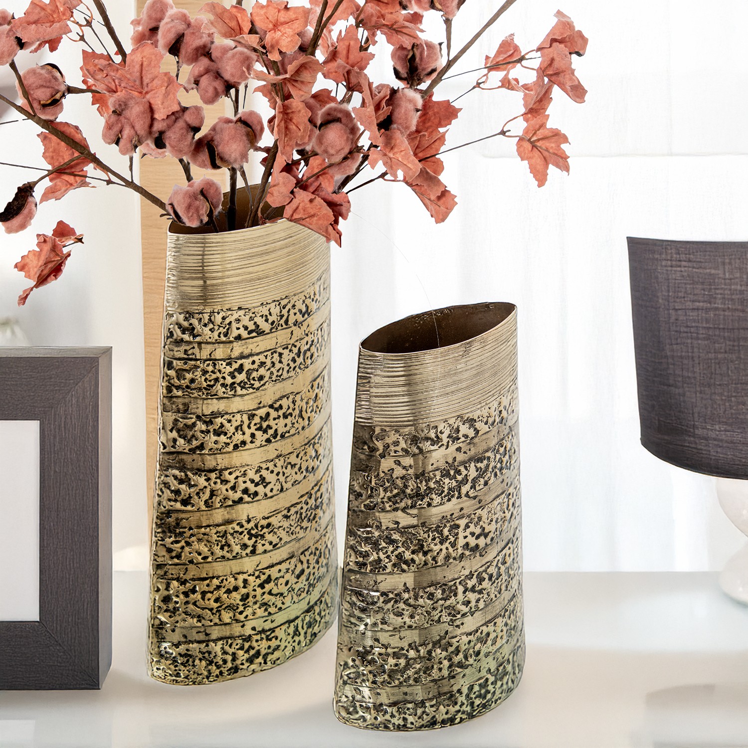 Ваза из металла золотистая