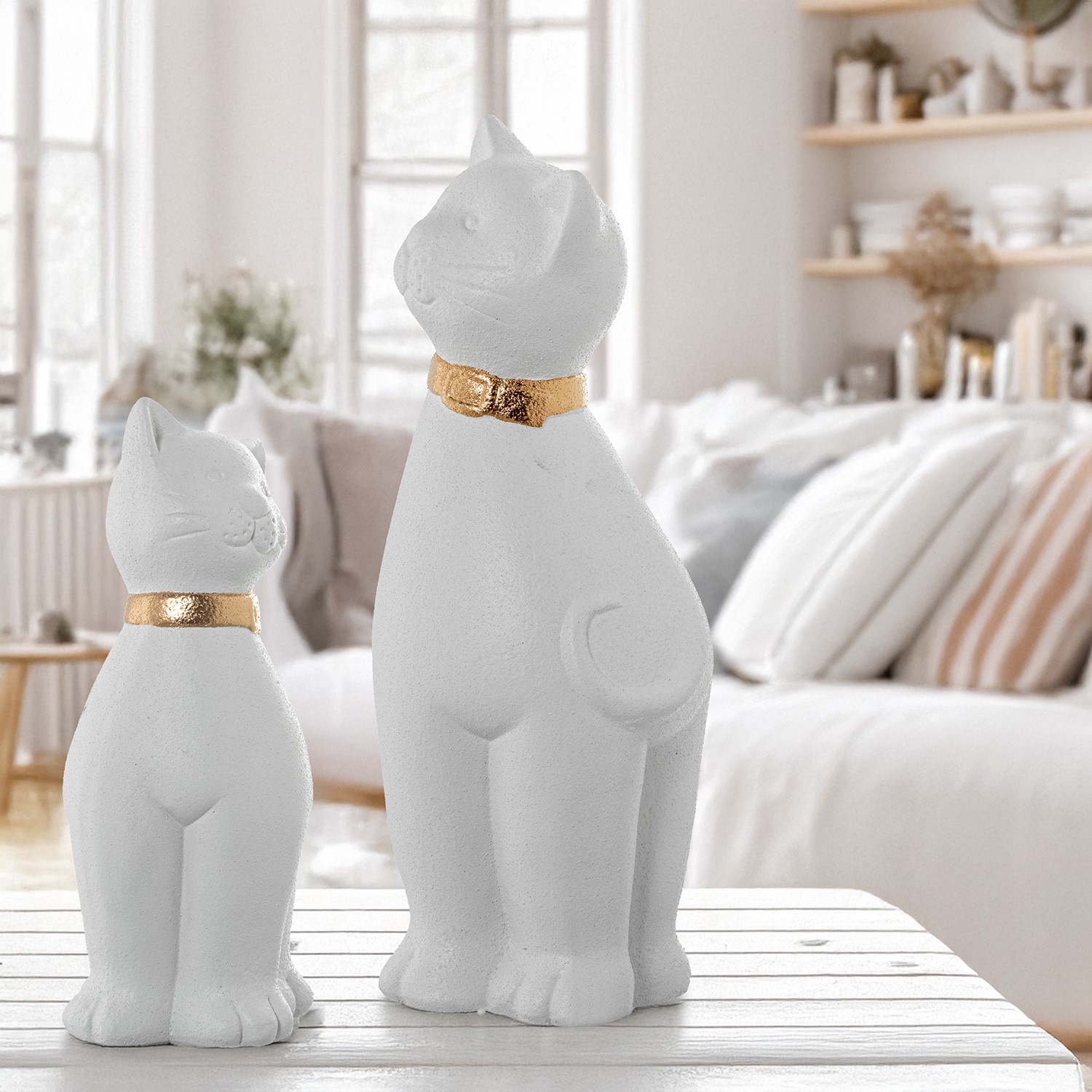 Фигура Белый кот в ошейнике