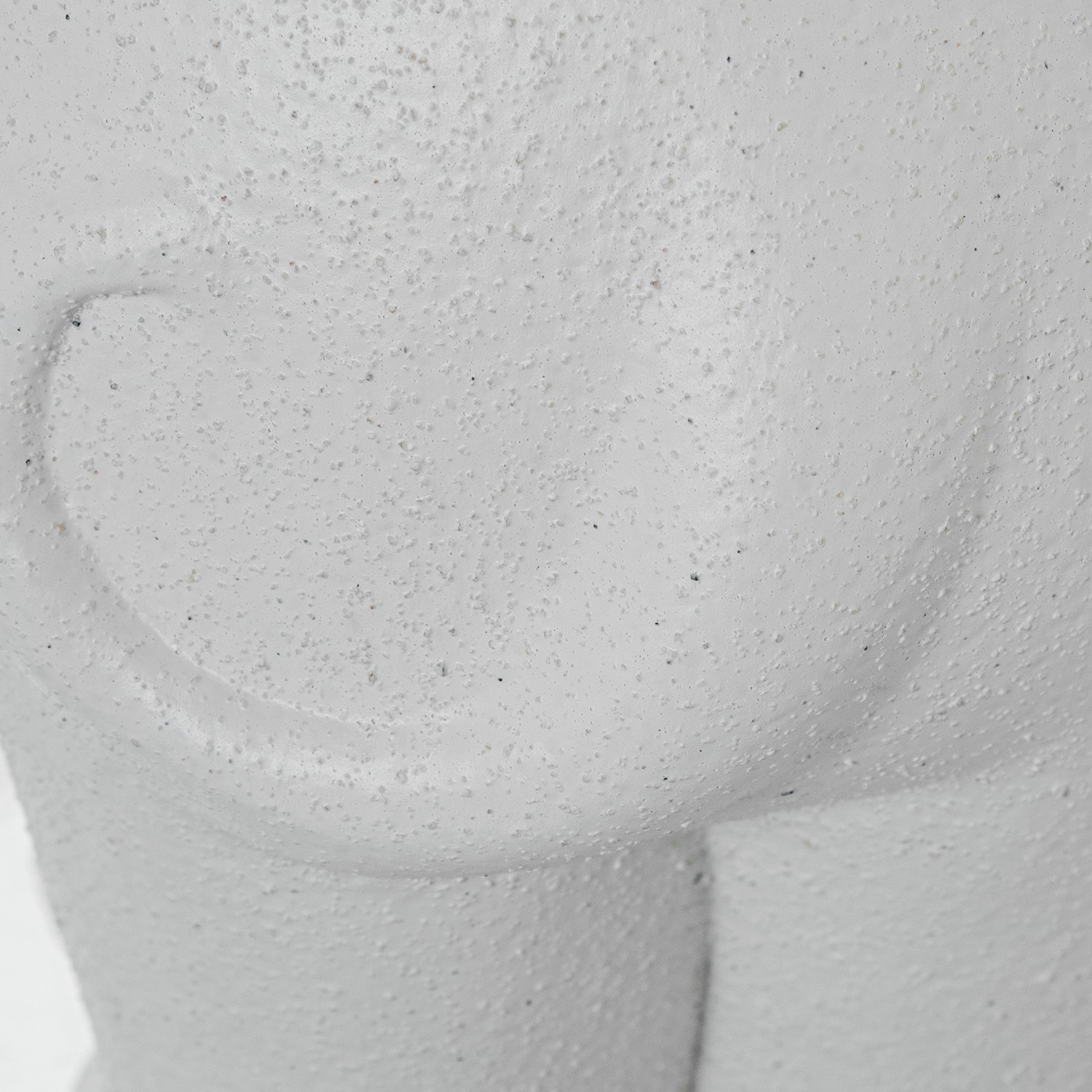 Фигура Белый кот в ошейнике