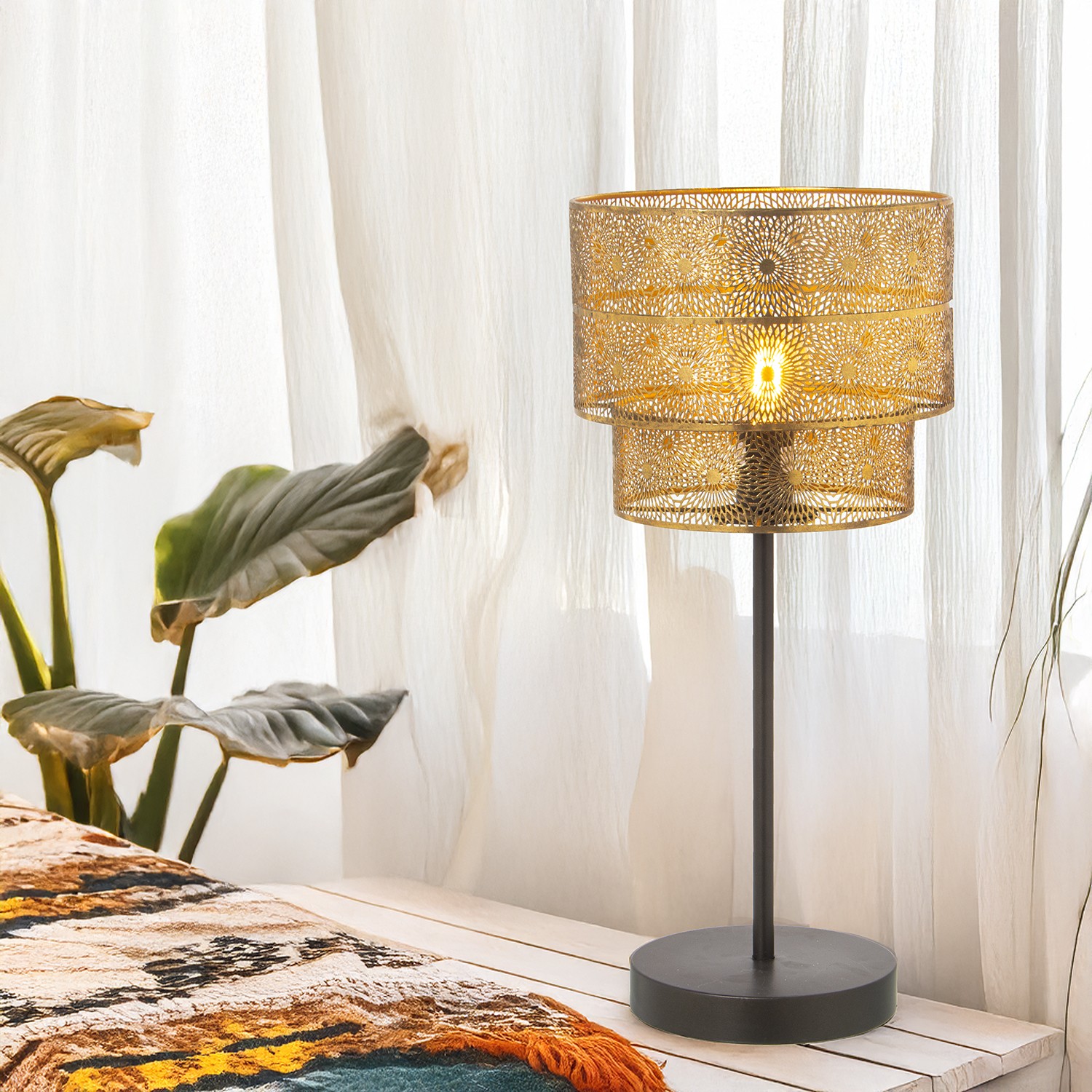 Светильник настольный с абажуром из металла Светильник настольный с абажуром из металла