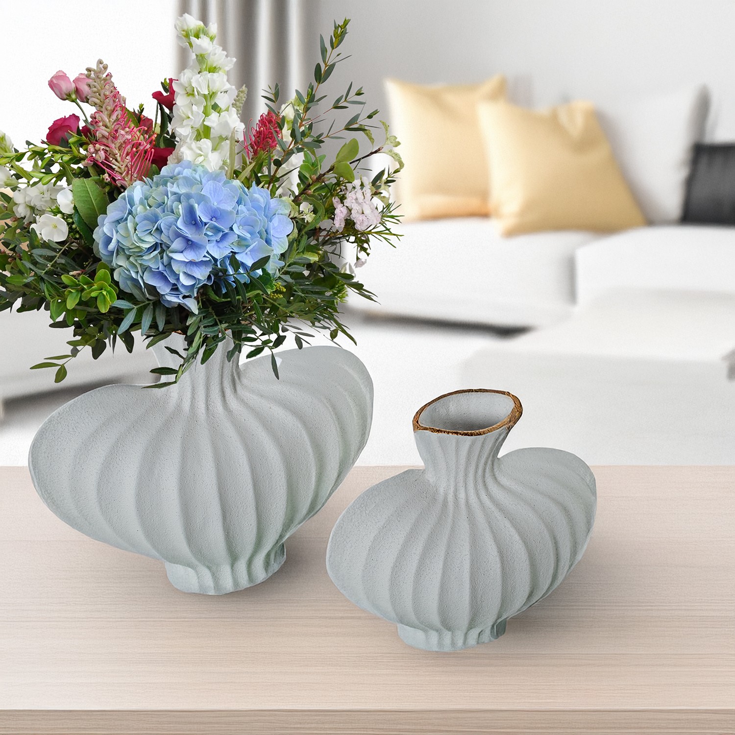 Ваза белая волнистая