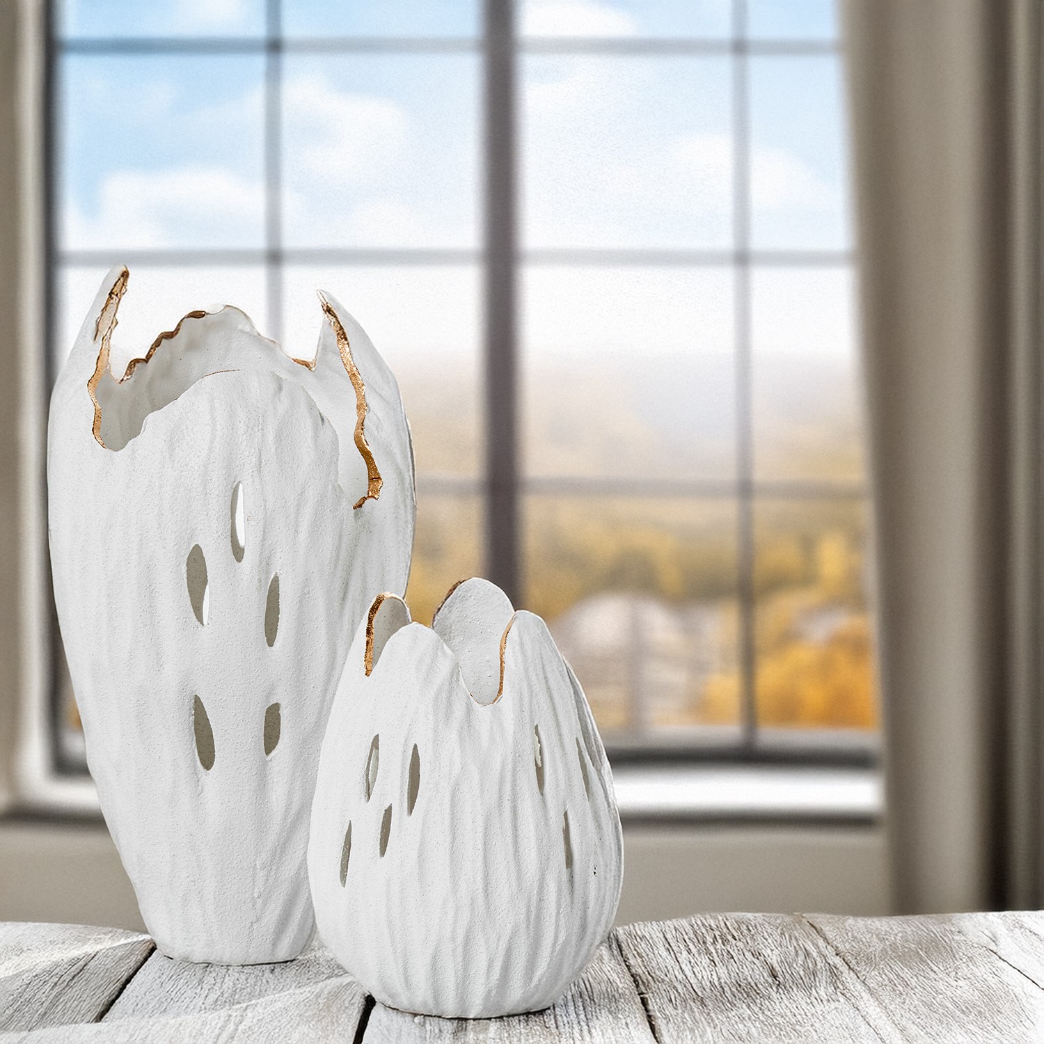 Ваза белая ажурная с золотой каймой