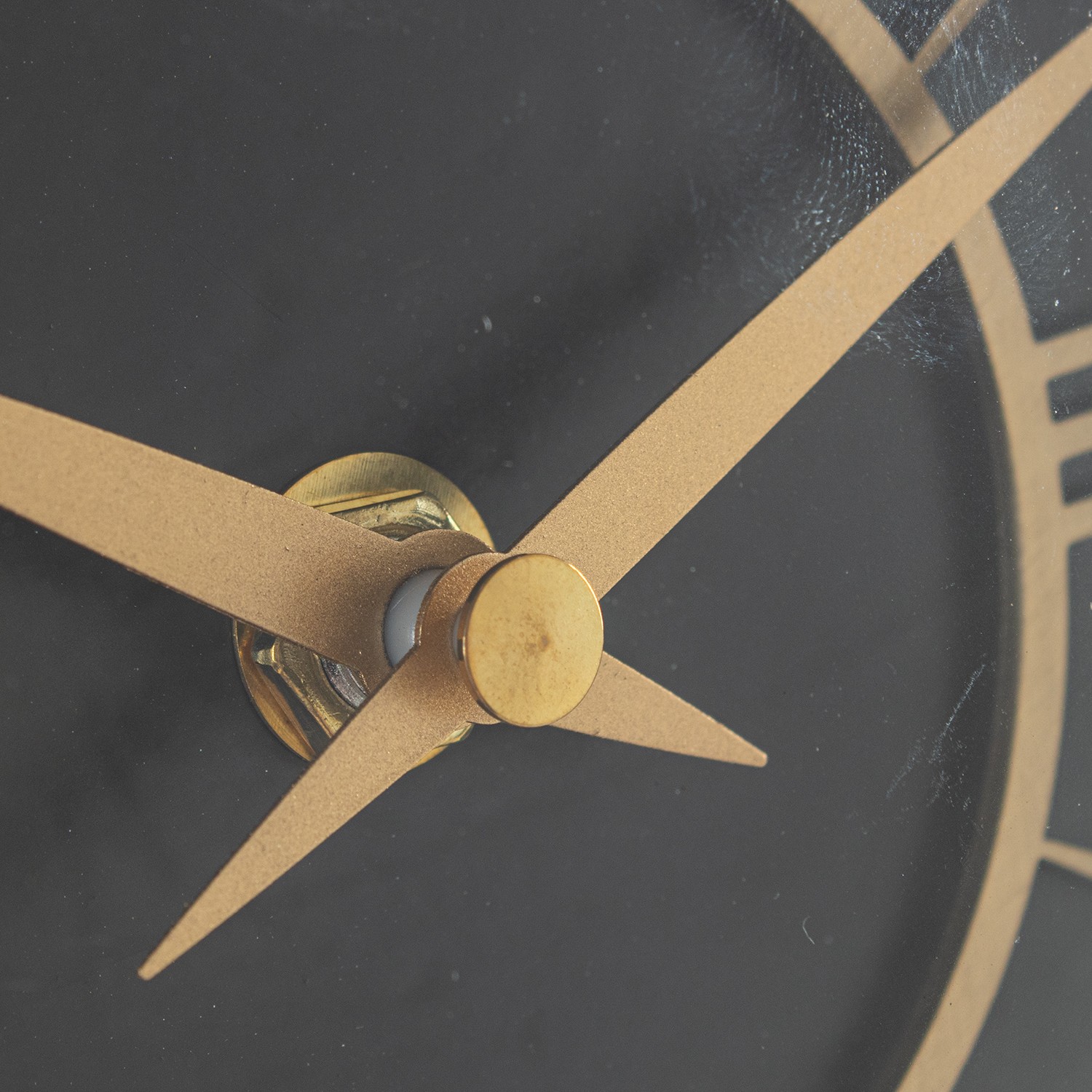 Часы настольные черные на подставке Часы настольные черные на подставке