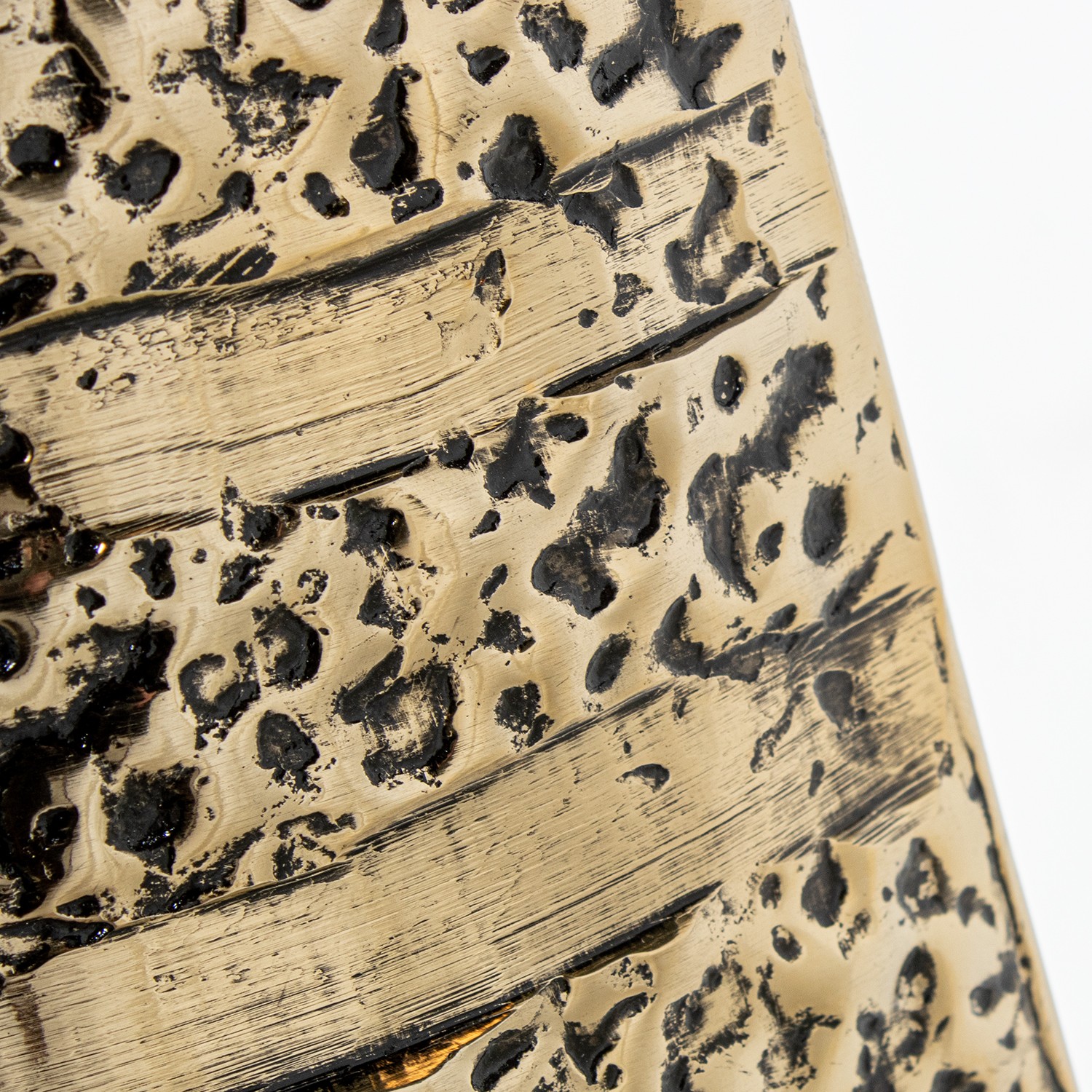 Ваза из металла золотистая